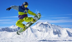 Escapade à la neige : 10 sports de glisse tendance pour changer du ski