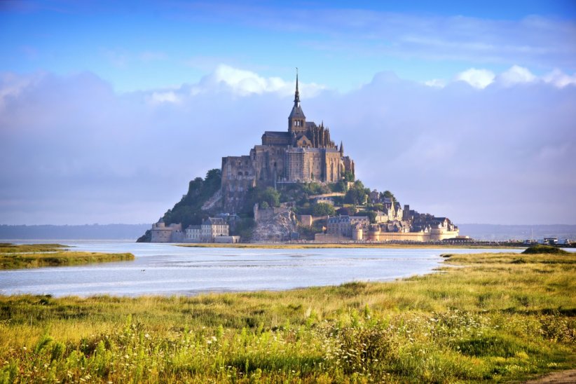 Le Mont-Saint-Michel et sa baie entre la Bretagne et la Normandie
