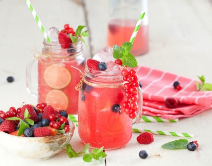 Cocktail limonade et fruits rouges