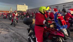 Calais : Défilé des pères Noël à moto