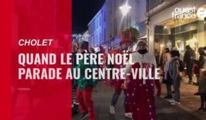 VIDÉO. À Cholet, le père Noël a paradé au centre-ville en compagnie d'étranges chevaux