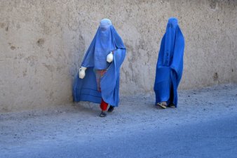 Des femmes en burqa dans une rue de Kandahar, le 28 mars 2024 en Afghanistan