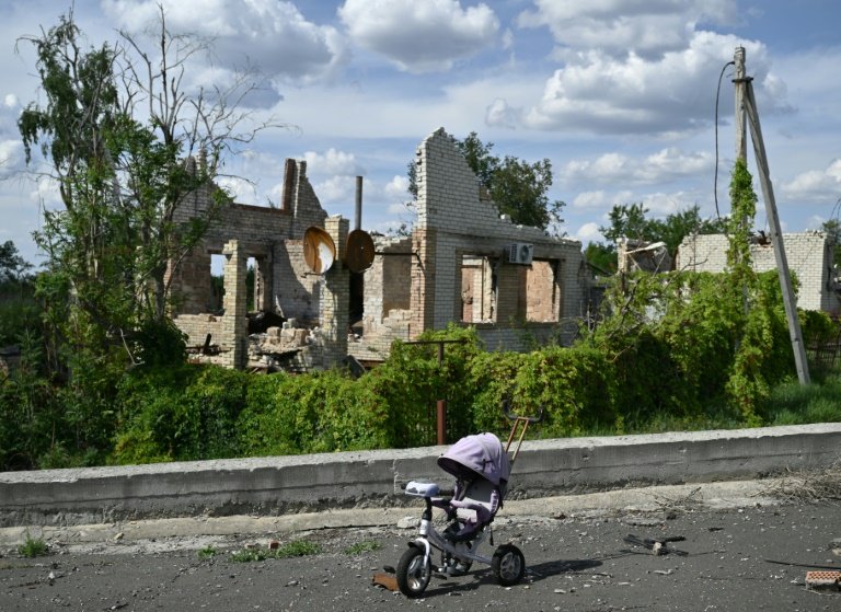 Une maison endommagée dans le village de Iampil, dans la région de Donetsk, le 8 juin 2024 en Ukraine
