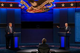 Combinaison d'images créée le 22 octobre 2020: l'ancien président américain Donald Trump (G) et l'actuel président américain Joe Biden (D) lors du dernier débat présidentiel de 2020 à Nashville (Tennessee), aux Etats-Unis, le 22 octobre 2020