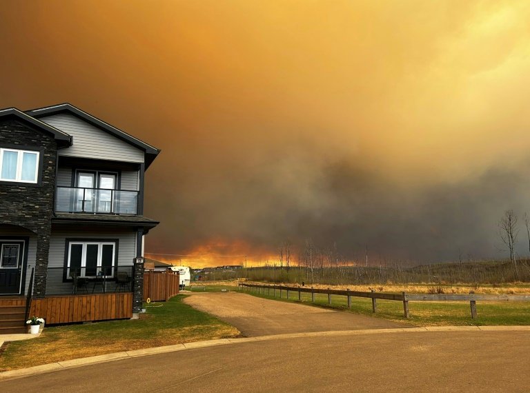 Des flammes s'approchent de Fort McMurray, en Alberta (ouest du Canada), le 14 mai 2024