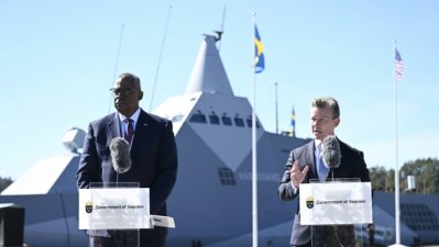 Des drapeaux américain et suédois sont disposés lors d'une rencontre entre les ministres de la Défense des deux pays, le 18 mai 2022 à Arlington aux Etats-Unis