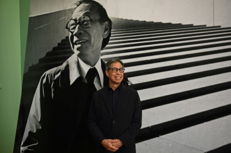 Sandi Pei, le fils de l'architecte Ieoh Ming Pei, décédé en 2019, lors d'une interview devant la tour de la Bank of China (c), conçue par son père, le 26 juin 2024 à Hong Kong