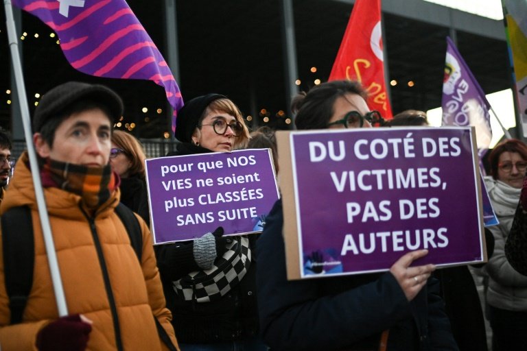 Des militantes féministes manifestent contre le sexisme, devant le palais de justice de Nantes, le 11 janvier 2024 