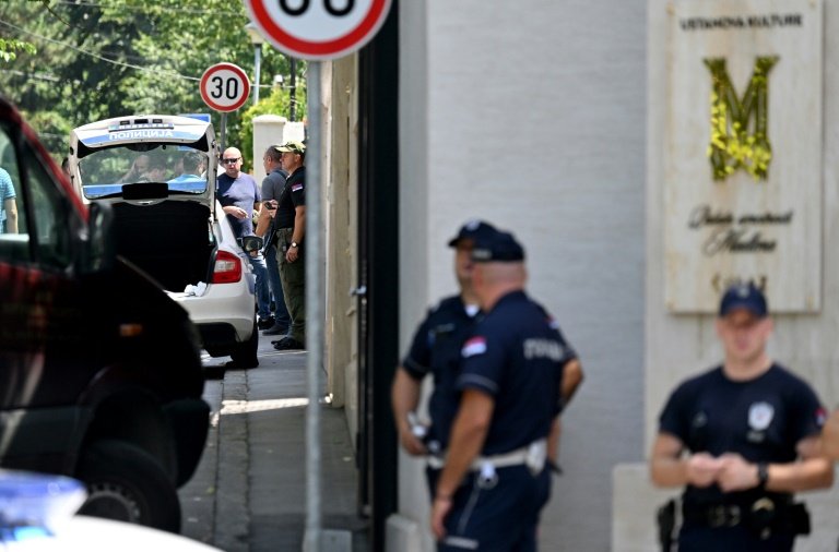 La police scientifique dans une zone sécurisée autour de l'ambassade d'Israël à Belgrade, après une attaque terroriste, le 29 juin 2024 en Serbie
