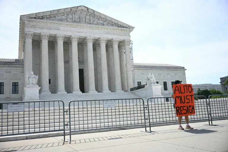 Des manifestants pour le droit à l'avortement devant la Cour suprême des Etats-Unis, à Washington le 24 juin 2024