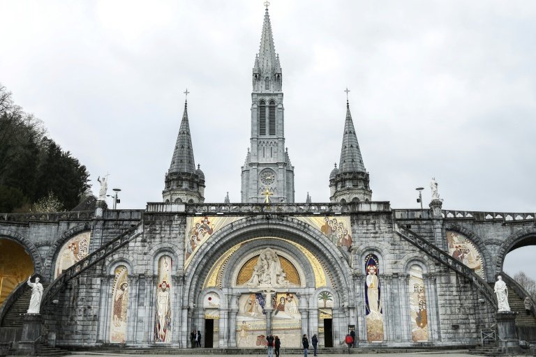 Les mosaïques de l'artiste et prêtre Marko Rupnik, sur la façade de la basilique Notre-Dame-du-Rosaire, le 31 mars 2023 à Lourdes