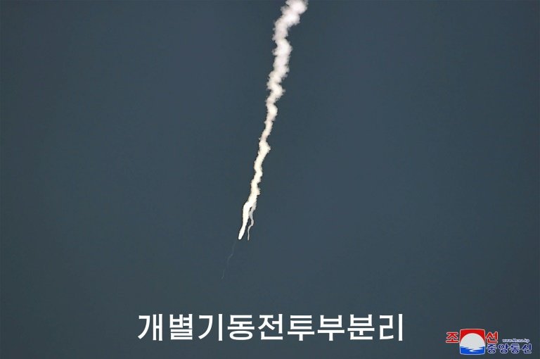 Photo diffusée le 27 juin 2024 par l'agence de presse nord-coréenne KCNA montrant le test de séparation et de contrôle du guidage d'ogives mobiles individuelles mené par l'administration des missiles, le 26 juin 2024 dans un lieu non précisé en Corée du Nord