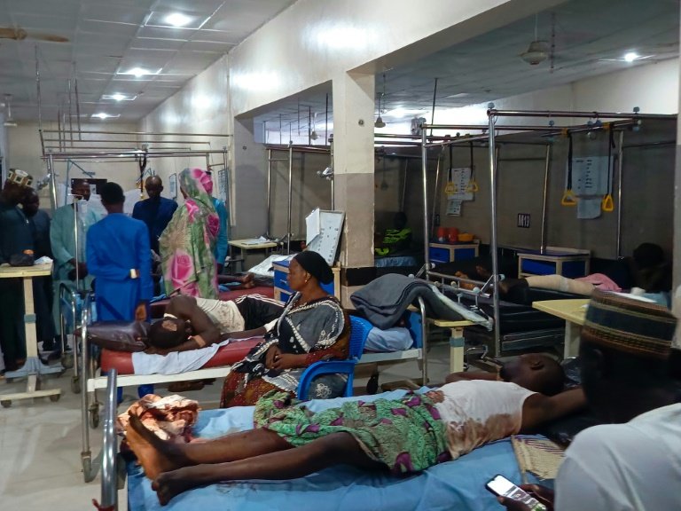 Une personne blessée est transportée à l'hôpital de Maiduguri après un attentat suicide, le 29 juin 2024 au Nigeria