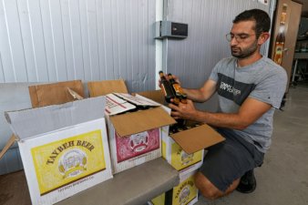 Un Palestinien teste une bière à la brasserie de Taybeh en Cisjordanie occupée, le 24 juin 2024