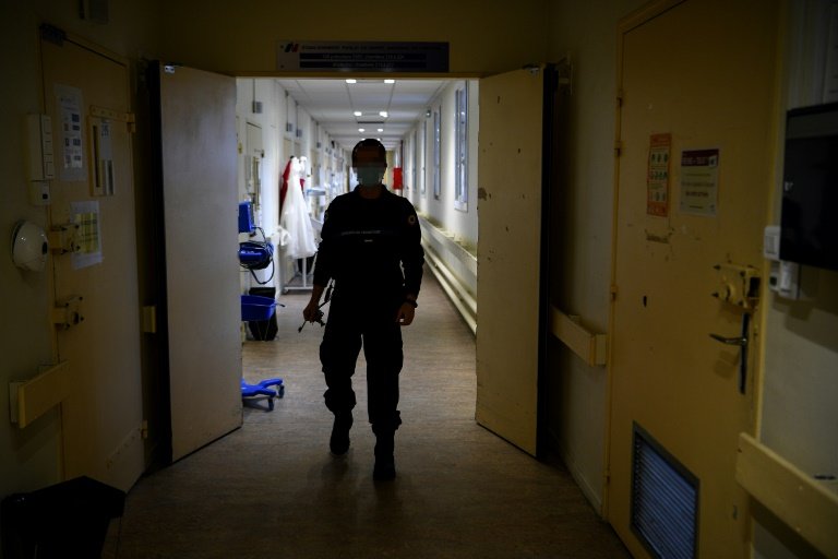 Des patients détenus dans la cour de l'hôpital pénitentiaire de la prison de Fresnes, le 25 novembre 2020 dans le Val-de-Marne