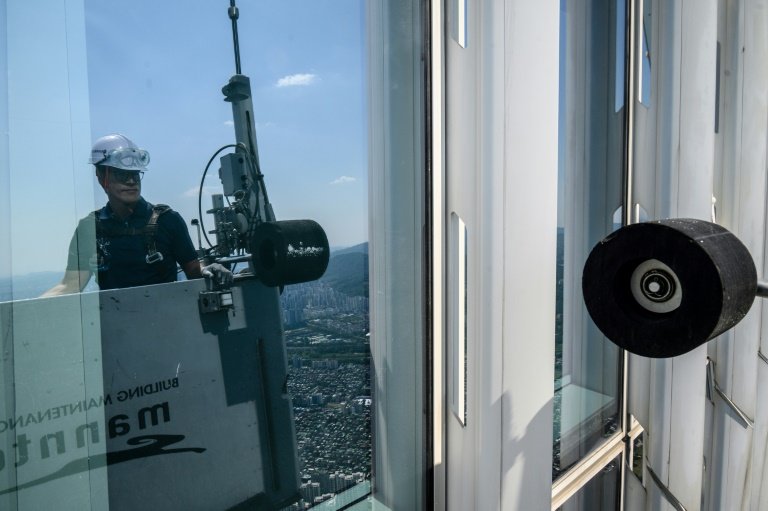 Seo Seung-ho nettoie les vitres du plus haut gratte-ciel de Séoul, le Lotte World Tower, depuis une 