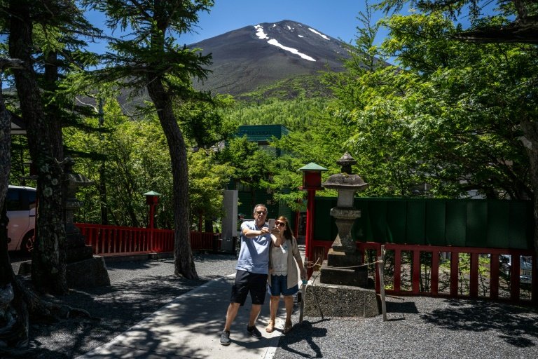 Le gouverneur de la préfecture de Yamanashi, Kotaro Nagasaki, présente un QR code et les nouvelles procédures de paiement d'entrée pour gravir le mont Fuji, le 19 juin 2024
