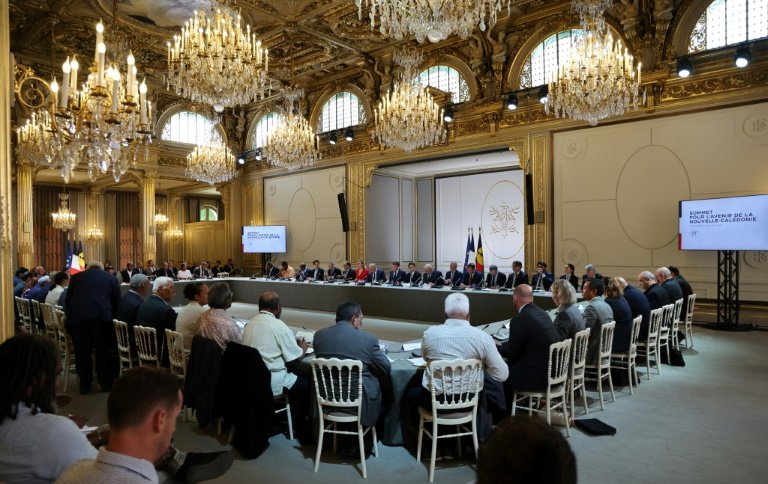 Sommet de Bougival : loyalistes et indépendantistes main dans la main, ou presque