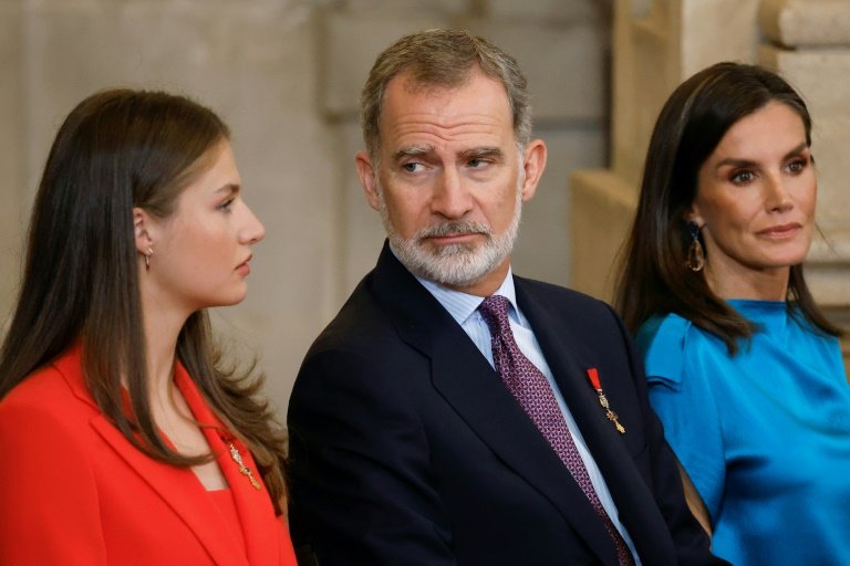 Le roi d'Espagne Felipe VI et la reine Letizia entourés par leurs filles, Leonor (G) et Sofia (D), au balcon du Palais royal à Madrid le 19 juin 2024