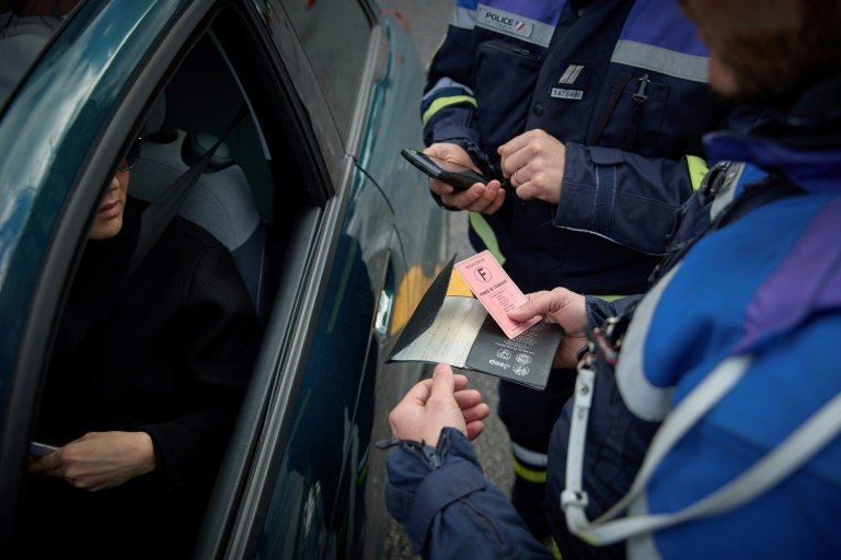 Un automobiliste contrôlé par la police à Paris, le 28 mars 2024