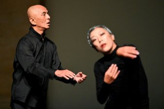 Le chorégraphe japonais Saburo Teshigawara (g) et une danseuse lors d'une répétition du ballet 