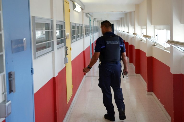 Un détenu dans sa cellule de l'Unité pour détenus violents de la prison de Fleury-Mérogis, en Essonne, le 21 juin 2023