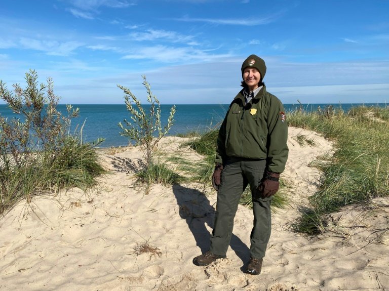 La biologiste Laura Brennan devant le lac Michigan dans le Parc national des Dunes de l'Indiana, le 2 novembre 2023