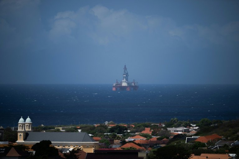 Une plateforme pétrolière au large de Willemstad, à Curaçao, dans les Caraïbes néerlandaises, le 13 mars 2024