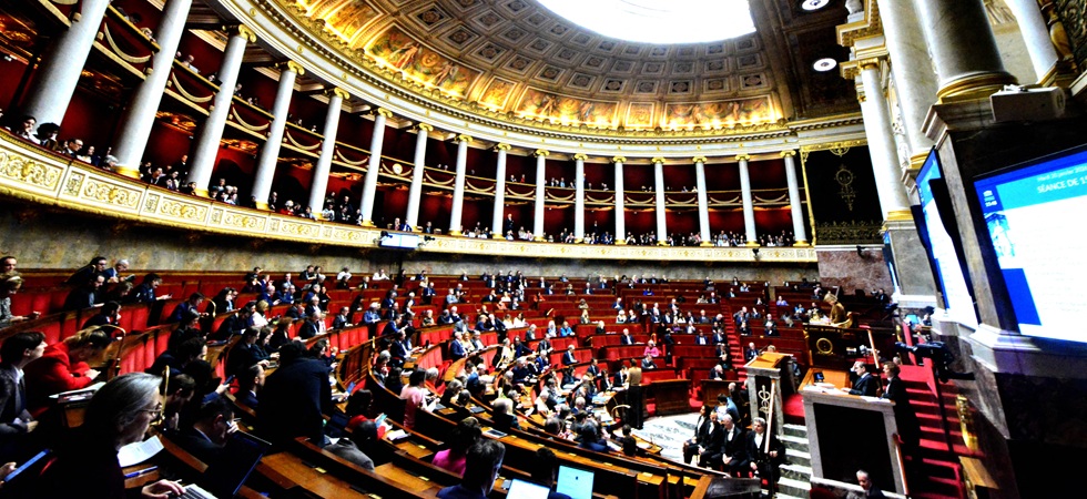 Vue aérienne des îles Malouines avec des bâtiments et une côte rocheuse