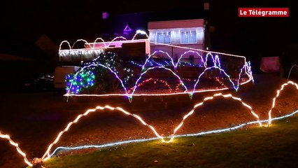 Pr&egrave;s de 3km de guirlandes ornent sa maison &agrave; Cellieu - Orange