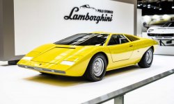 Lamborghini célèbre son V12 à Rétromobile