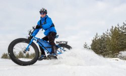 Insolite : une compétition de vélos électriques... sur neige !