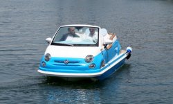 Une Fiat 500 pour naviguer sur l'eau