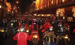 Des centaines de Père Noël à moto dans Paris !