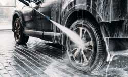 Laver sa voiture sans eau, est-ce vraiment une solution ?