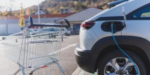 Recharge électrique : de plus en plus de bornes sur les parkings des supermarchés 