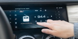 La radio pourrait-elle disparaître de nos voitures neuves ? les stations sont inquiètes