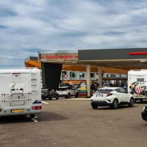 Hausse du carburant : comment s'adaptent les camping-caristes ? 