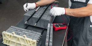 Recycler les batteries de voitures électriques reste un défi économique 