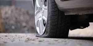 Pneu crevé : faut-il vraiment remplacer les quatre pneus de sa voiture ? 