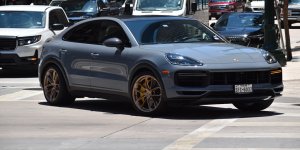 Le Porsche Cayenne Turbo Electric bat un record sous le plus grand avion du monde 