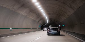 Elon Musk imagine un tunnel de 130 km où les voitures pourraient rouler à 320 km/h