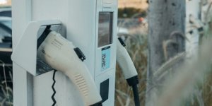 Voitures électriques : attention à cette arnaque au QR code sur les bornes de recharge ! 