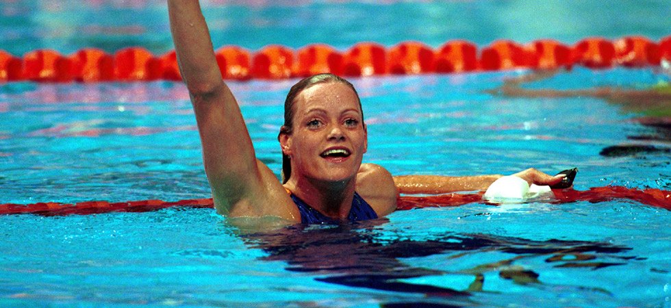 Une ex-championne de natation tombe le maillot
