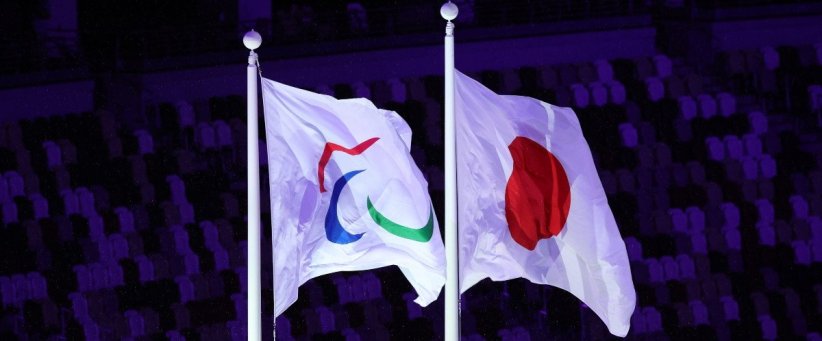 Le drapeau du Japon et celui des Jeux Paralympiques