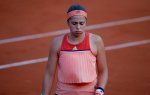Ostapenko, la tenante du titre au tapis !