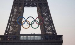 Paris 2024 : Des anneaux olympiques accrochés sur la Tour Eiffel 