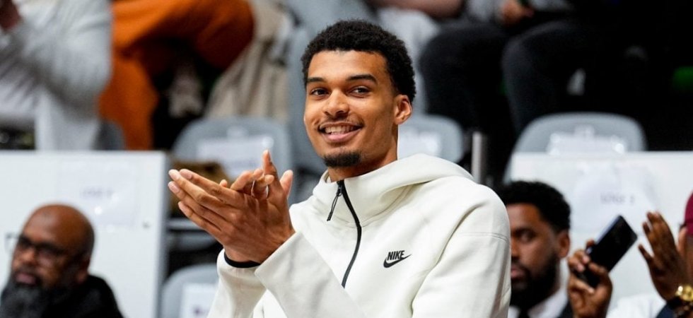 NBA : Wembanyama ému en recevant son trophée de rookie 