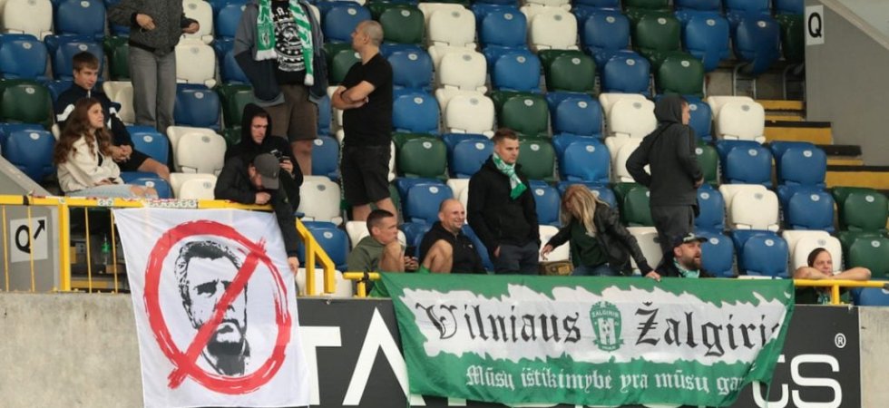 Quand ces supporters réclament le départ de l'entraineur... par un jet de valises 