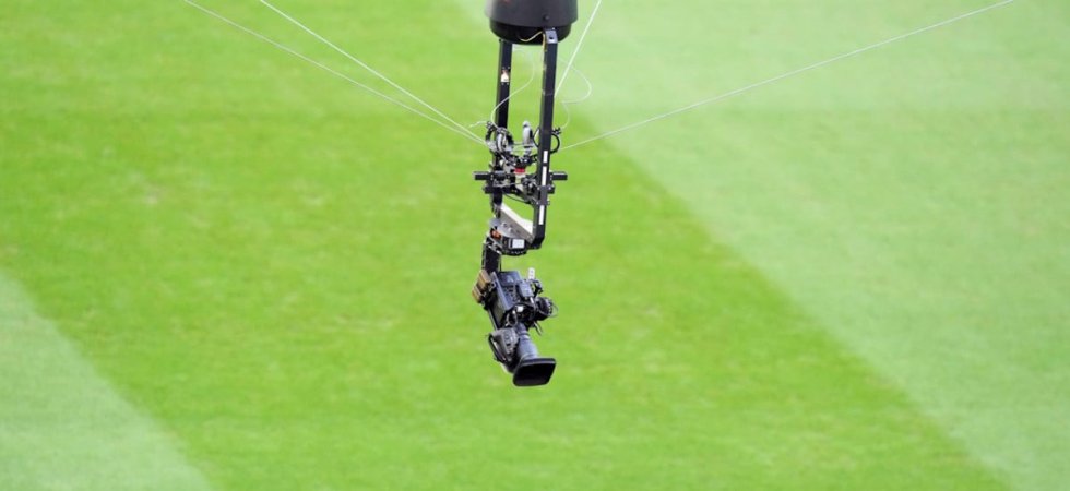 Une caméra s'écrase sur la pelouse en plein match !